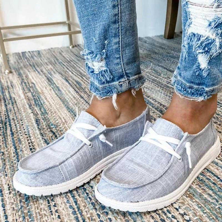 "Eleganta dam sneakers i grå canvas med minnesskum, rund tå och medelhög klack, perfekt för stil och komfort."