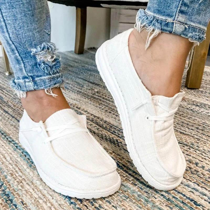 "Eleganta dam sneakers i grå canvas med minnesskum, rund tå och medelhög klack, perfekt för stil och komfort."