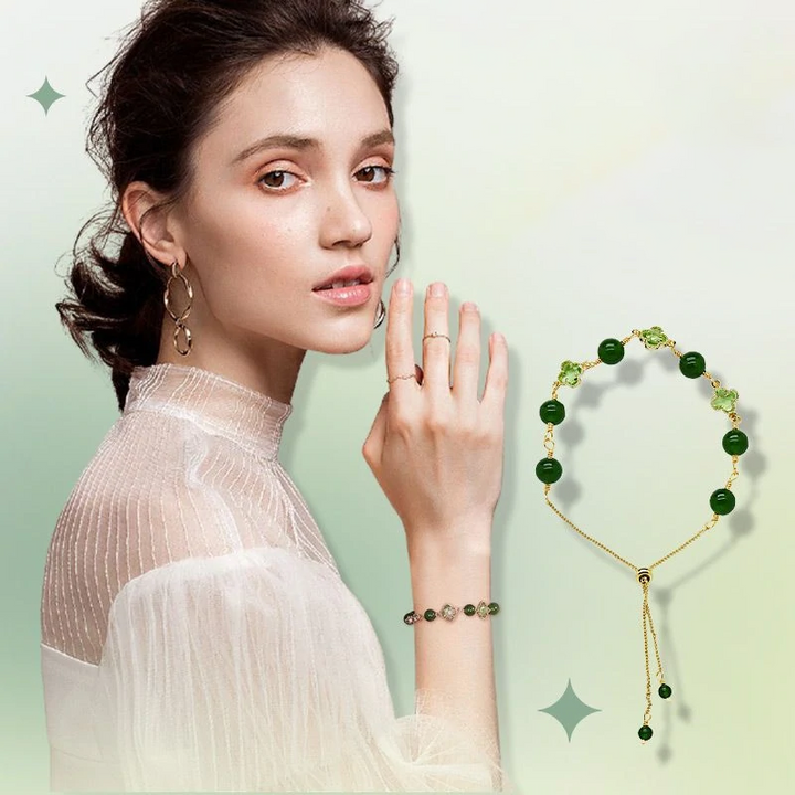 "Eleganta damarmband i guld med kalcedon och fyrklöver, fångar positiv energi och skönhet, perfekt accessoar."