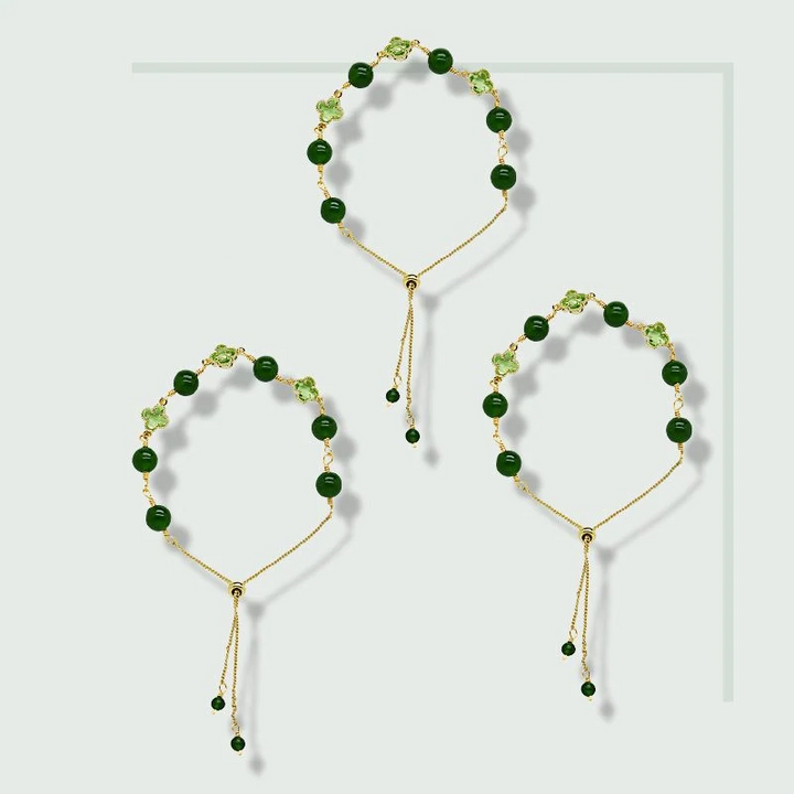 "Eleganta damarmband i guld med kalcedon och fyrklöver, fångar positiv energi och skönhet, perfekt accessoar."