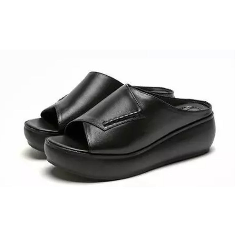 "Eleganta damsandaler i klassisk design med bekväm passform, svart läderrem och ergonomisk sula."