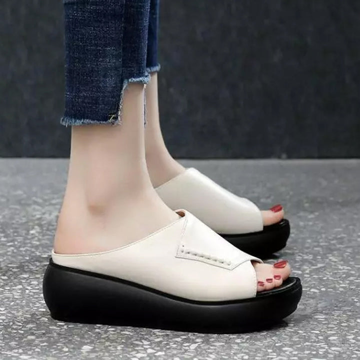 "Eleganta damsandaler i klassisk design med bekväm passform, svart läderrem och ergonomisk sula."