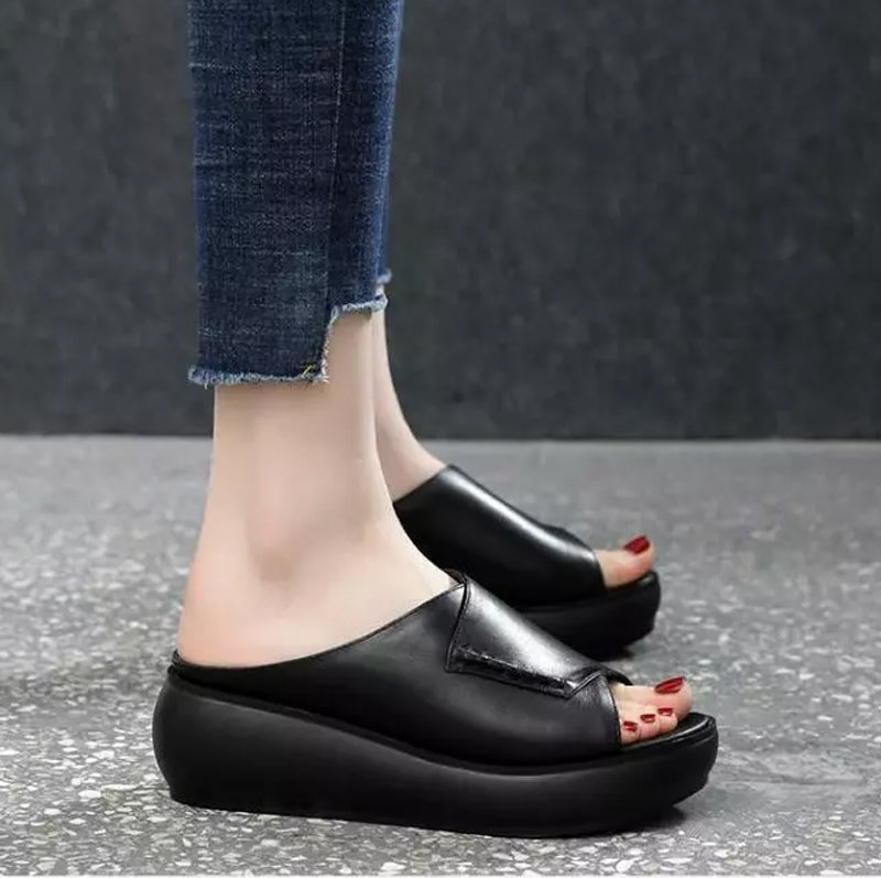 "Eleganta damsandaler i klassisk design med bekväm passform, svart läderrem och ergonomisk sula."