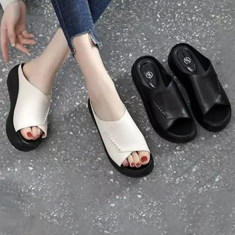 "Eleganta damsandaler i klassisk design med bekväm passform, svart läderrem och ergonomisk sula."