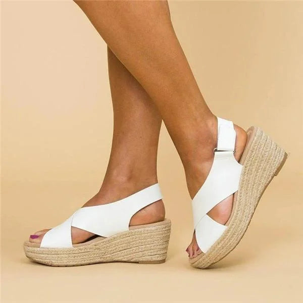 Mångsidiga damsandaler med kilklack, perfekta för både sommarpromenader och eleganta tillfällen.