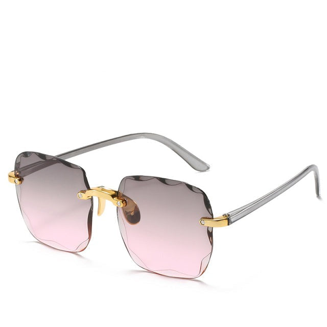 Stilfull modeaccessoar för dam: solglasögon med UV400-skydd. Elegant för alla soliga dagar.