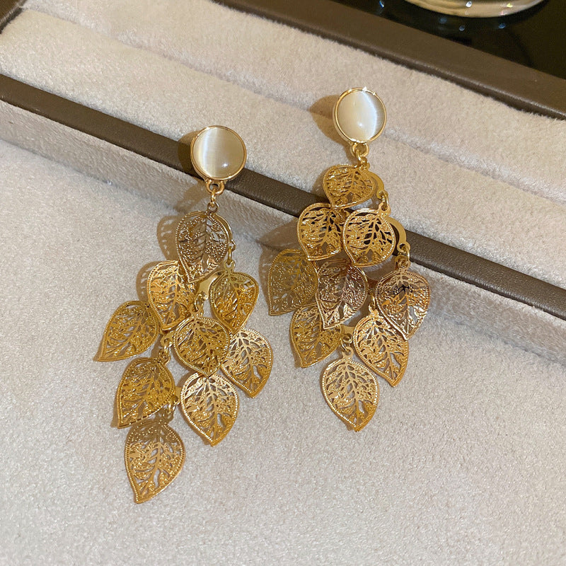 "Eleganta diamant löv örhängen med zirkon, ihålig design, glänsande yta, perfekt accessoar för kvinnor."