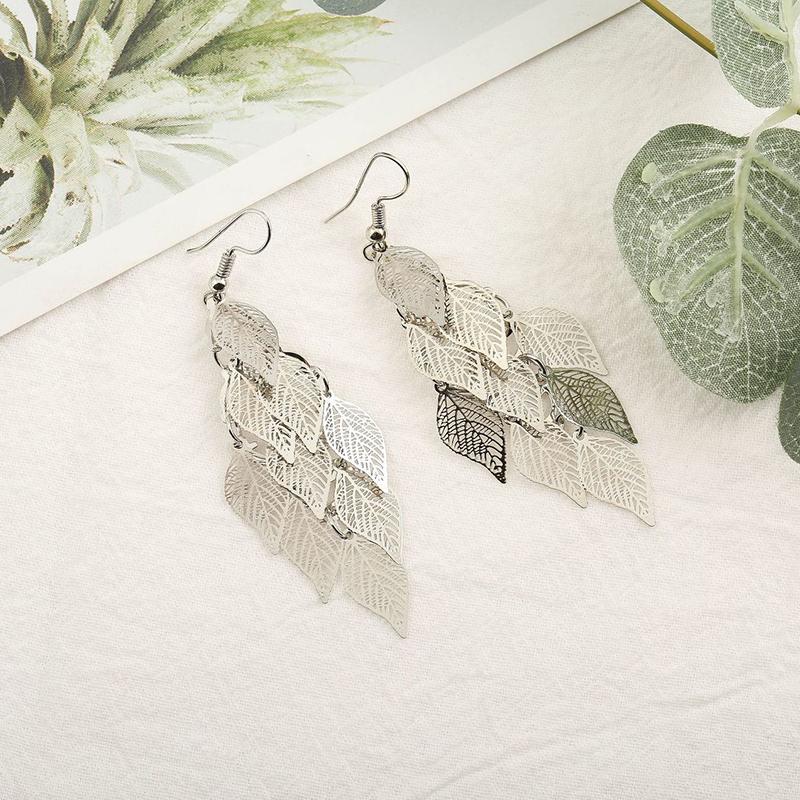 "Eleganta färgglada örhängen med lövmönster i grön, lila, guld, silver, svart; perfekt accessoar för din stil."