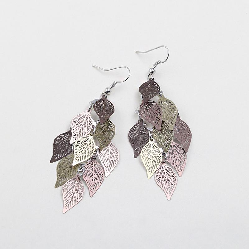 "Eleganta färgglada örhängen med lövmönster i grön, lila, guld, silver, svart; perfekt accessoar för din stil."