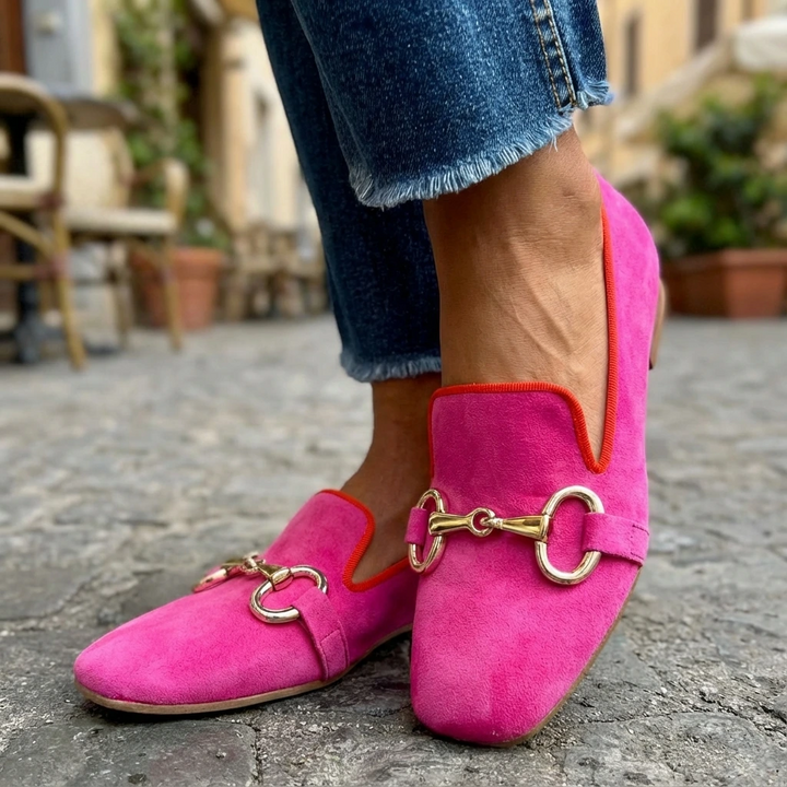 Rosa Freja damloafers med stilrent spänne. Bekväma vardagsskor för elegant fotbekvämlighet.