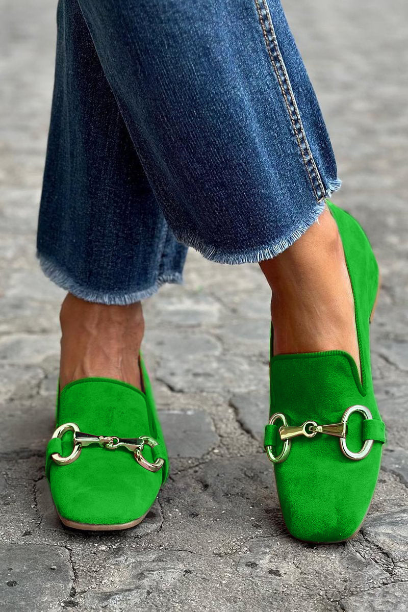 Stilrena slip-on damloafers Freja med dekorativt spänne. Ger utmärkt fotbekvämlighet för en elegant look.