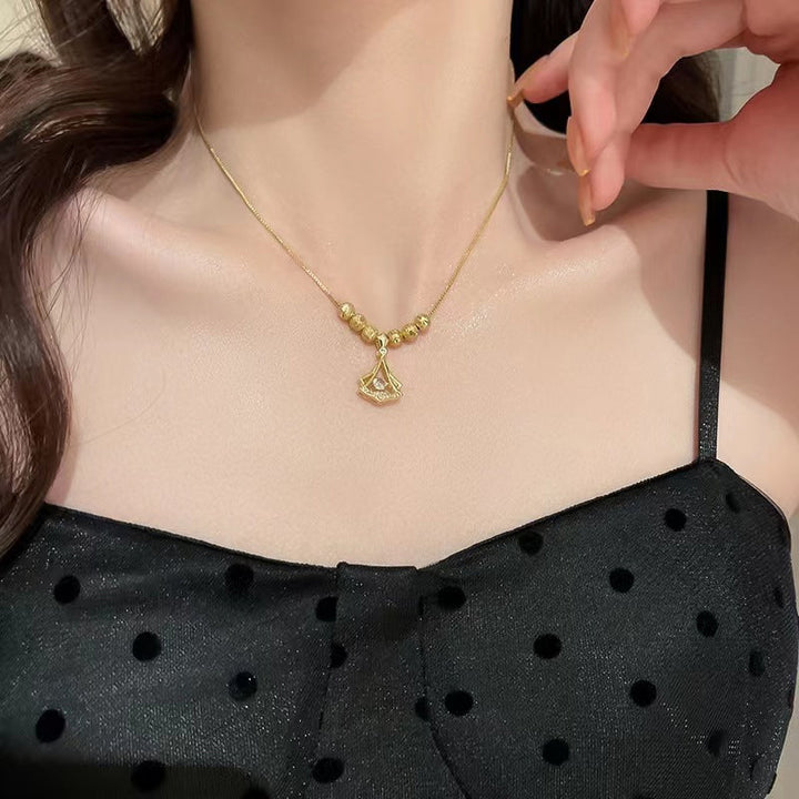 "Eleganta Ginkgo Löv Halsband, 18K guldplätering med diamanter, naturinspirerad design för damer, justerbar längd."