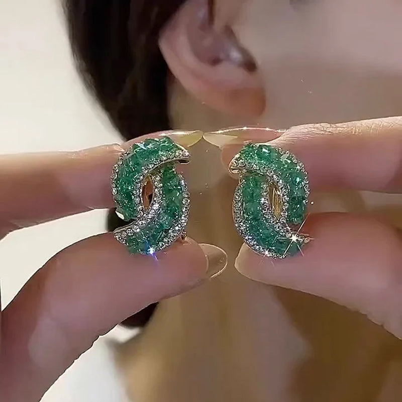 "Eleganta gröna spänneörhängen för kvinnor med konstgjorda diamanter, modern design, perfekt för alla tillfällen."