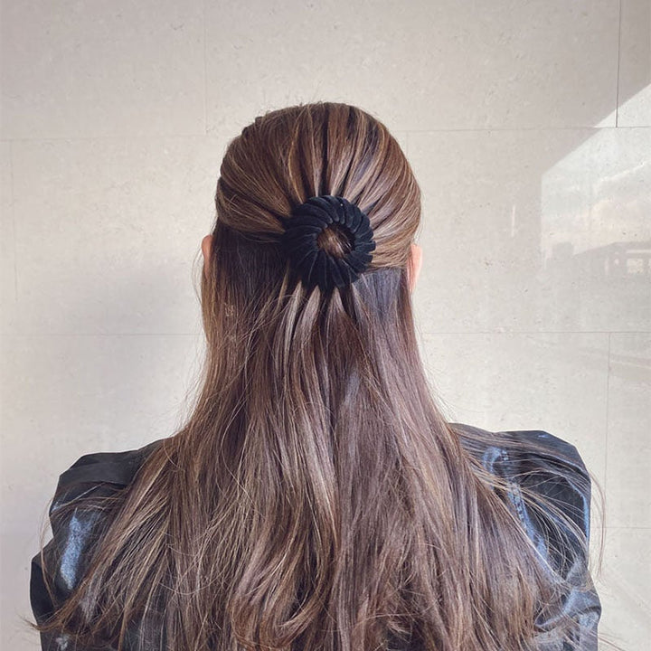 "Eleganta hårnålar dam i olika färger för snabb styling, perfekt för varje tillfälle, visat i dammrosa nyans."