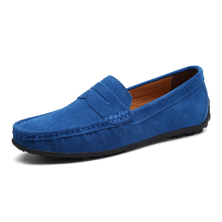 Detaljbild av eleganta herr slip-ons loafers, framhäver hantverk och klassisk design.