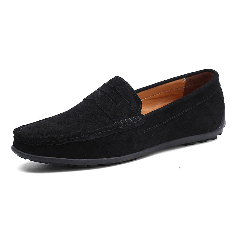 Närbild på eleganta slip-ons loafers för män, visar material och detaljer.