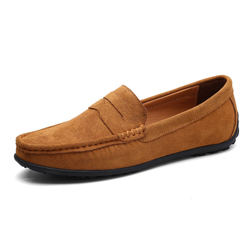 Sidovy av klassiska herr slip-ons loafers med modern design och bekväm passform.