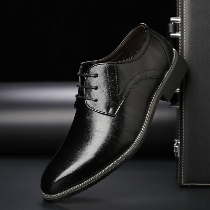 Eleganta herrskor med klassisk snörning och fina broguedetaljer, perfekta för både formella och vardagliga tillfällen.