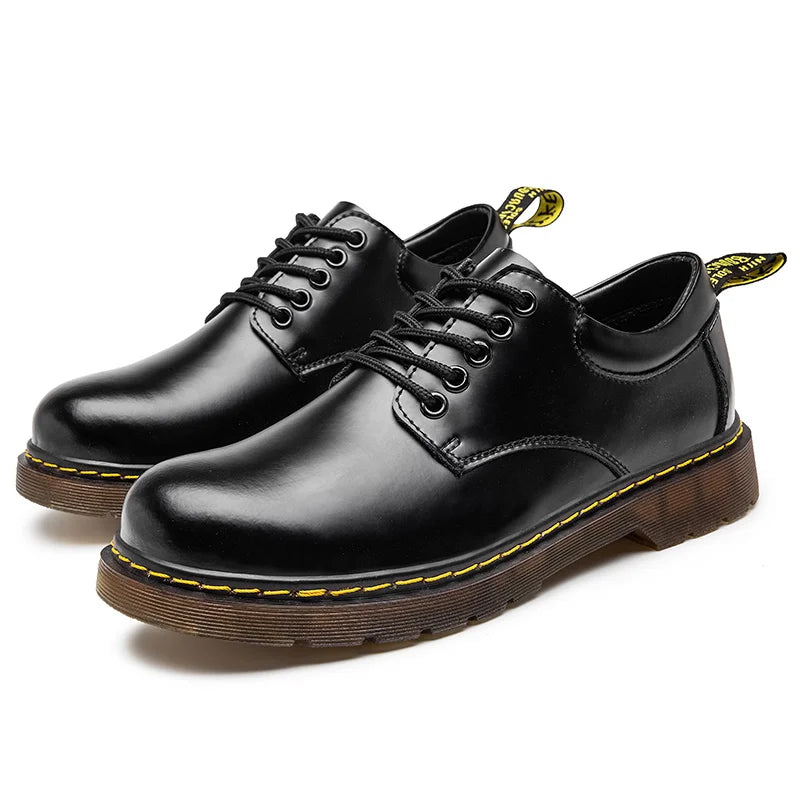 Eleganta herrskor med snörning i klassisk design, perfekta för formella tillfällen och business.