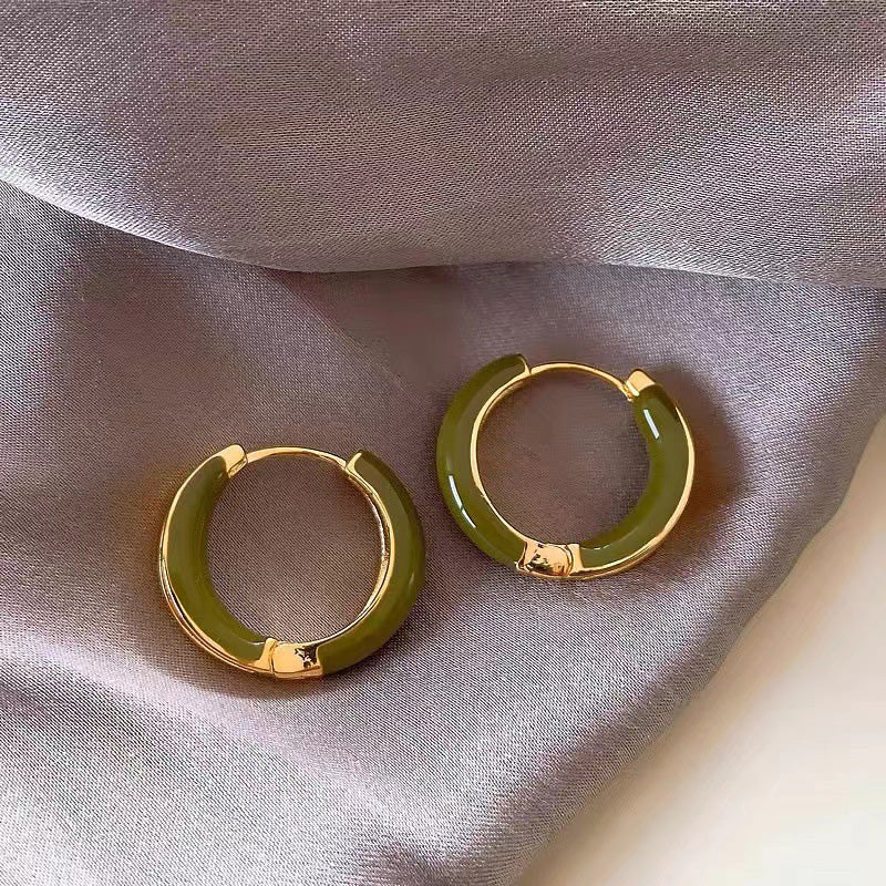 "Eleganta hoops-örhängen i koppar, skimrande och tidlös design, perfekta som kvinnors accessoarer vid alla tillfällen."