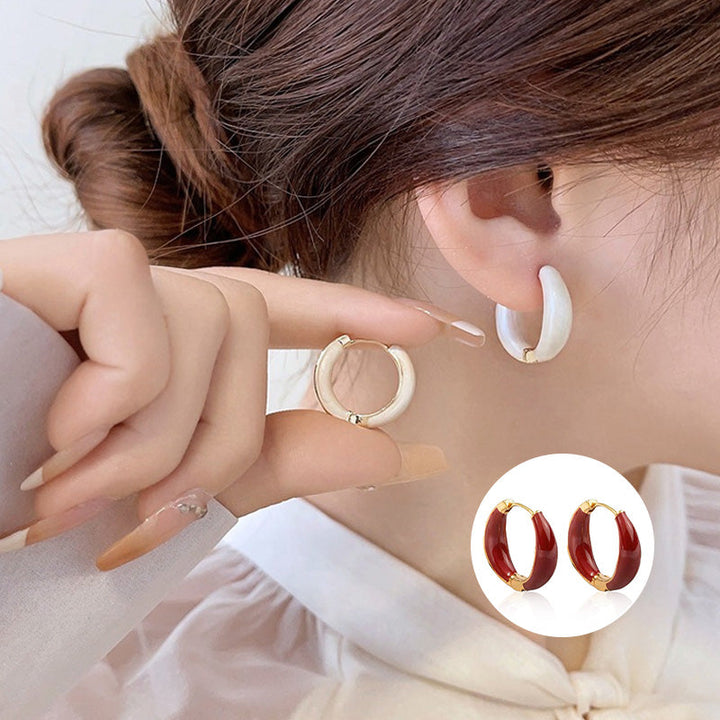 "Eleganta hoops-örhängen i koppar, skimrande och tidlös design, perfekta som kvinnors accessoarer vid alla tillfällen."