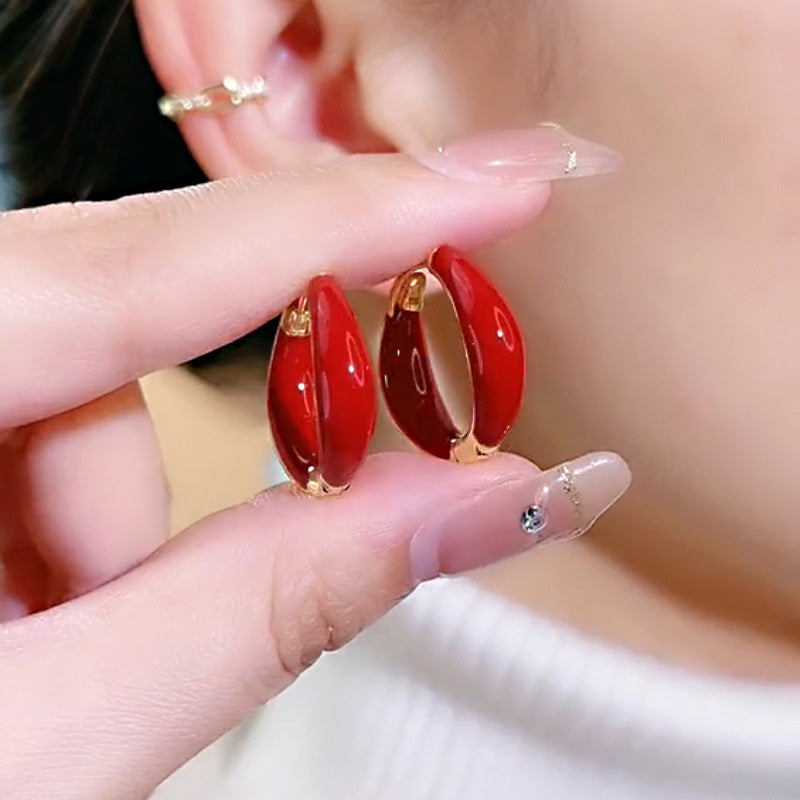 "Eleganta hoops-örhängen i koppar, skimrande och tidlös design, perfekta som kvinnors accessoarer vid alla tillfällen."