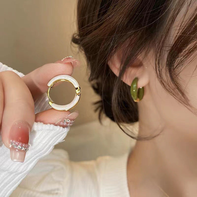 "Eleganta hoops-örhängen i koppar, skimrande och tidlös design, perfekta som kvinnors accessoarer vid alla tillfällen."