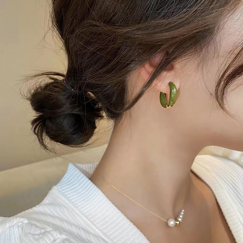 "Eleganta hoops-örhängen i koppar, skimrande och tidlös design, perfekta som kvinnors accessoarer vid alla tillfällen."