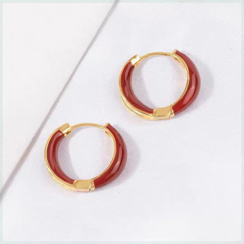 "Eleganta hoops-örhängen i koppar, skimrande och tidlös design, perfekta som kvinnors accessoarer vid alla tillfällen."