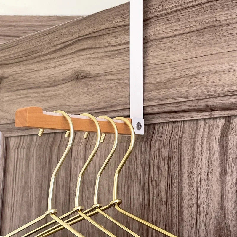 "Eleganta hopfällbara träkrokar för dörrar, multifunktionella, svart och vit design, maximerar utrymme i hemmet."