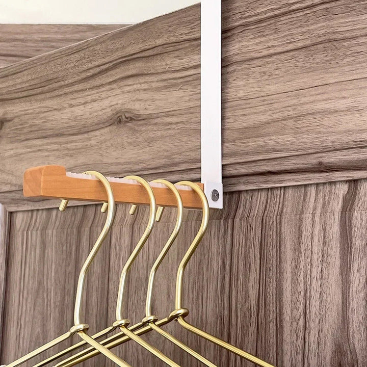 "Eleganta hopfällbara träkrokar för dörrar, multifunktionella, svart och vit design, maximerar utrymme i hemmet."