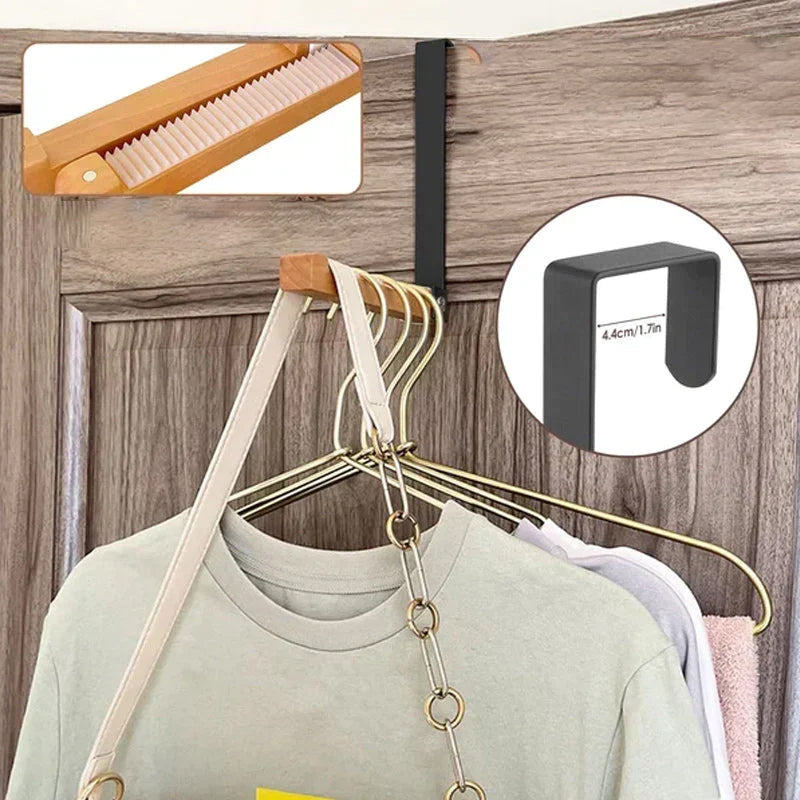 "Eleganta hopfällbara träkrokar för dörrar, multifunktionella, svart och vit design, maximerar utrymme i hemmet."