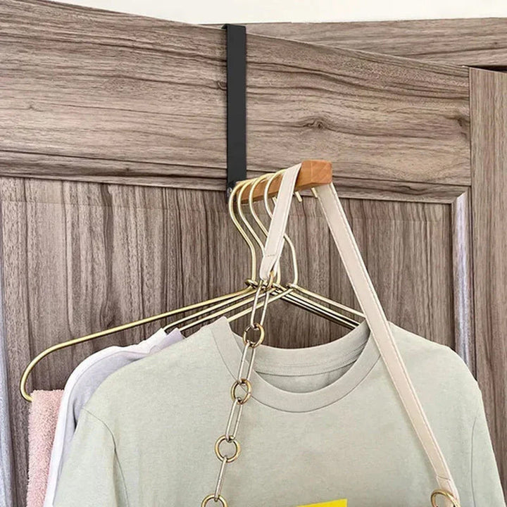 "Eleganta hopfällbara träkrokar för dörrar, multifunktionella, svart och vit design, maximerar utrymme i hemmet."