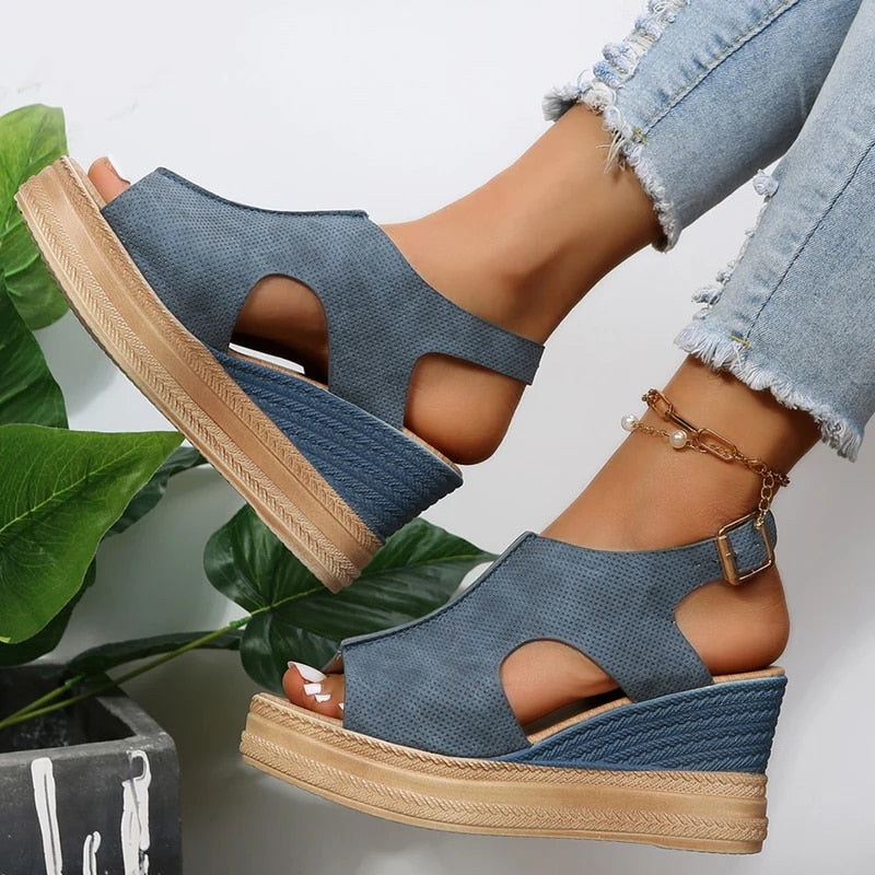 Bekväma & eleganta sommarsandaler med kilklack, perfekta för kvinnor. Erbjuder stöd hela dagen, idealiska för alla tillfällen.