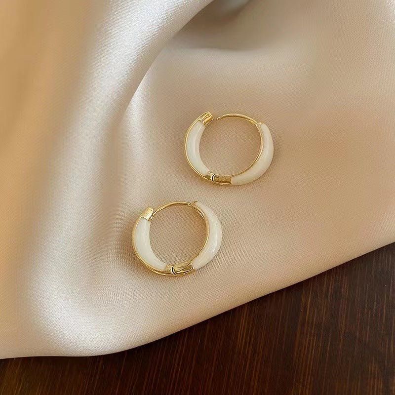 "Eleganta kopparringörhängen med oljedropp. Glittrande, hållbara och stilfulla. Perfekt för att komplettera din look."