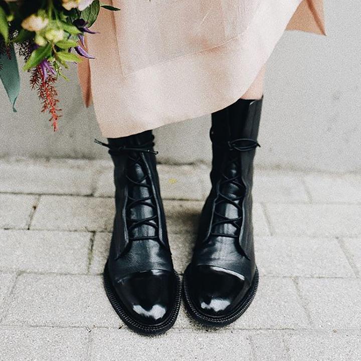 Svarta Liana snörstövlar för dam. Eleganta och bekväma vinterstövlar, idealiska för mode och komfort.