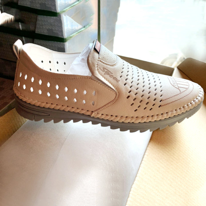 "Eleganta mäns skinnsandaler med mjuk sula, i somrig design med andningsbart foder, perfekta för varma dagar."