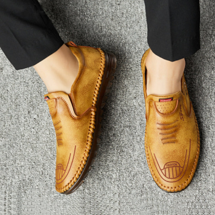 "Eleganta mäns skinnsandaler med mjuk sula, i somrig design med andningsbart foder, perfekta för varma dagar."