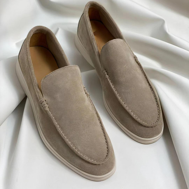 Stilrena herrloafers i kaffebrunt, bekväma slip-ons perfekta som vår- eller sommarskor. Eleganta för män.