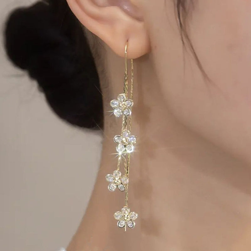 "Eleganta örhängen med zirkonplommonblomma, silverfärg, lyxig design, perfekta för kvinnor som älskar stilfulla accessoarer."