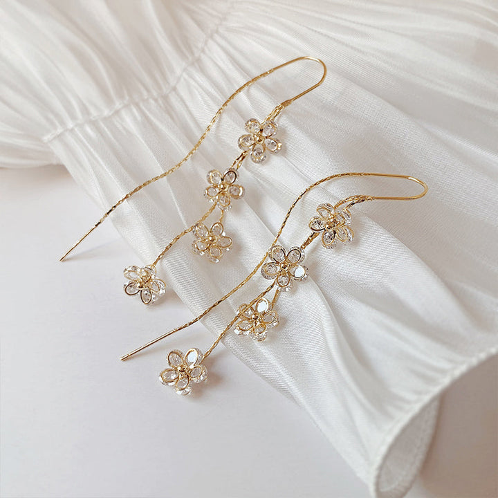 "Eleganta örhängen med zirkonplommonblomma, silverfärg, lyxig design, perfekta för kvinnor som älskar stilfulla accessoarer."