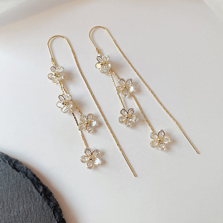 "Eleganta örhängen med zirkonplommonblomma, silverfärg, lyxig design, perfekta för kvinnor som älskar stilfulla accessoarer."