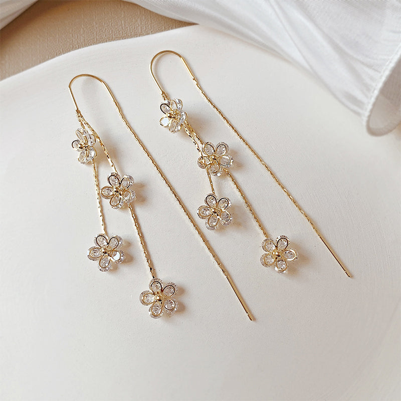 "Eleganta örhängen med zirkonplommonblomma, silverfärg, lyxig design, perfekta för kvinnor som älskar stilfulla accessoarer."