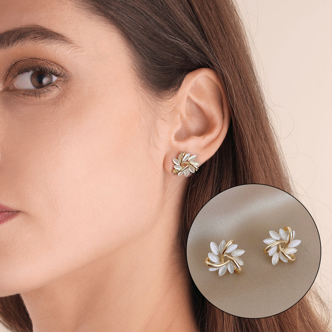 "Eleganta silverörhängen med gyllene blommor, perfekt för kvinnor, utstrålar tidlös charm och stil. Diameter 1,7 cm."