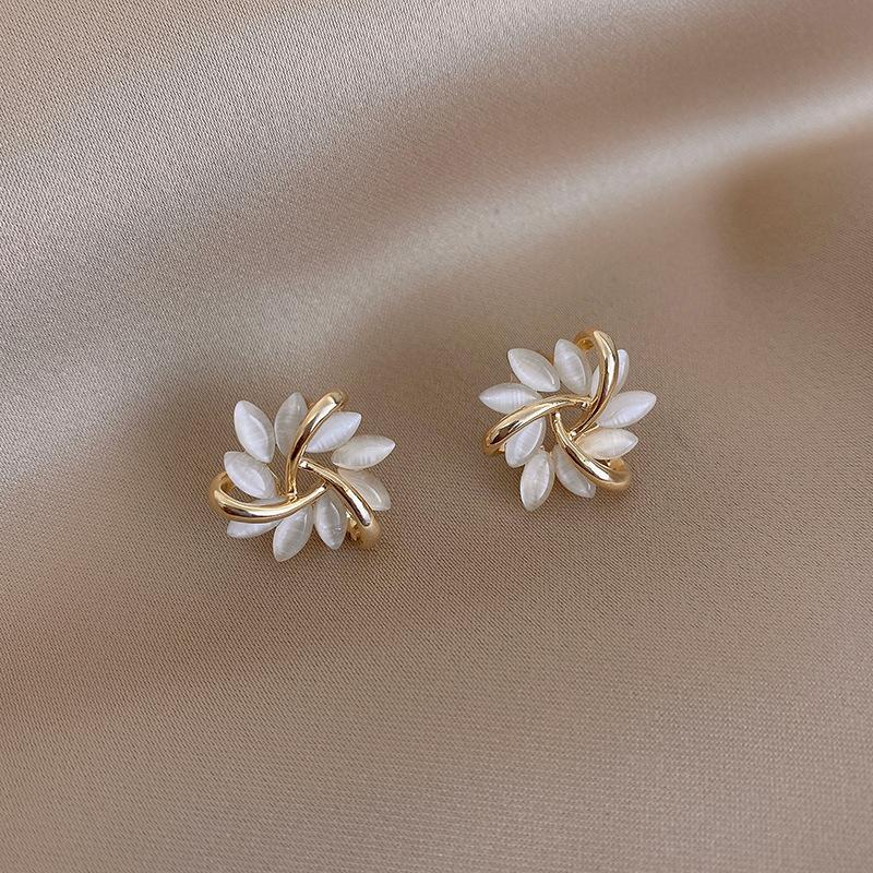 "Eleganta silverörhängen med gyllene blommor, perfekt för kvinnor, utstrålar tidlös charm och stil. Diameter 1,7 cm."
