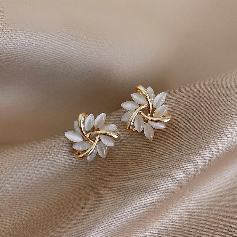 "Eleganta silverörhängen med gyllene blommor, perfekt för kvinnor, utstrålar tidlös charm och stil. Diameter 1,7 cm."
