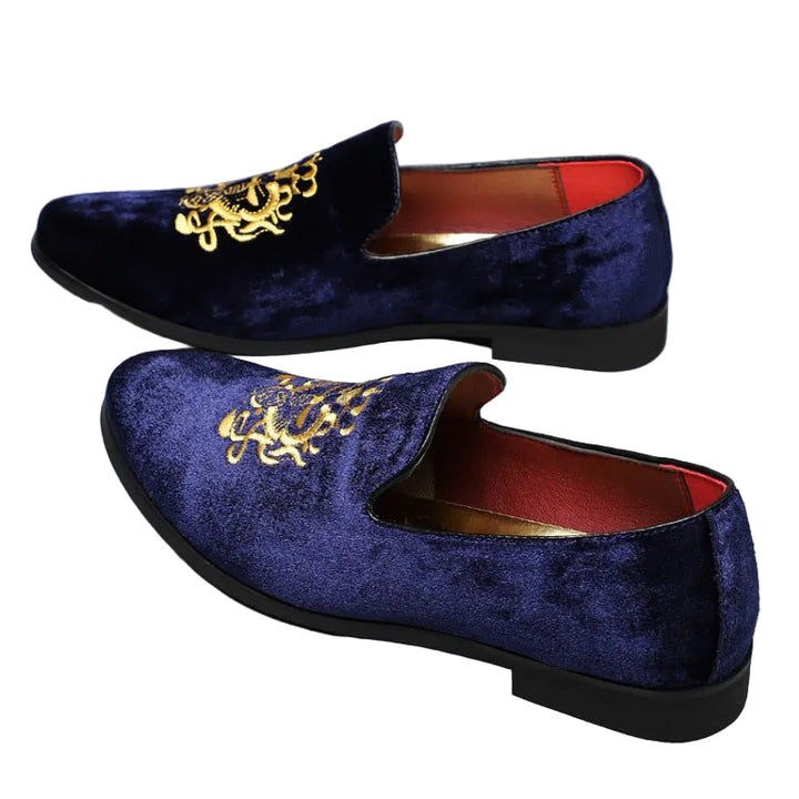 Eleganta slip-on loafers i svart sammet för herr med guldfärgade broderade detaljer, perfekt för formella tillfällen.