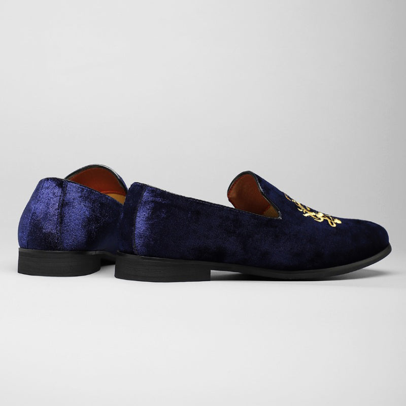 Herrloafers i lyxig svart sammet med guldutsmyckning, designade för optimal komfort och stil.