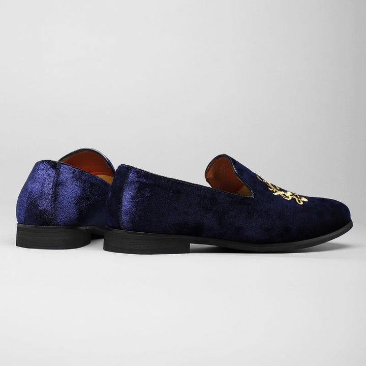 Herrloafers i lyxig svart sammet med guldutsmyckning, designade för optimal komfort och stil.