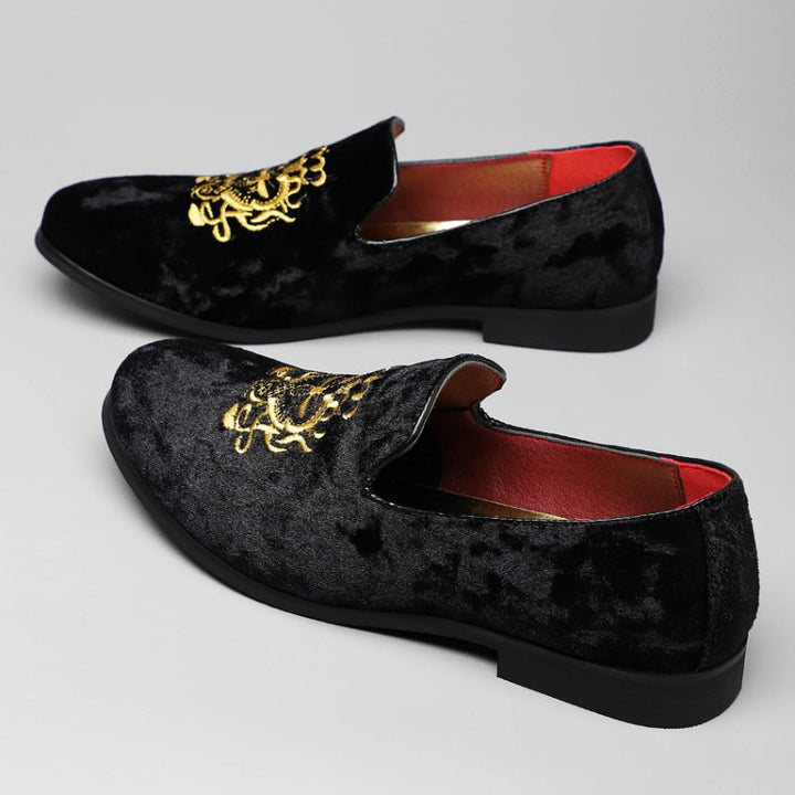 Formella herrskor: Sammet loafers i slip-on modell med distinkta gyllene broderier, idealiska som festskor.